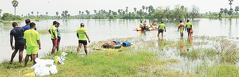 ராவத்தம்பட்டி வால் ஏரியில் மீட்பு ஒத்திகை நிகழ்ச்சியில் ஈடுபட்ட தீயணைப்பு மற்றும் மீட்புத்துறையினர்.