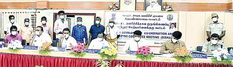 திருவண்ணாமலை மாவட்ட ஆட்சியர் அலுவலகத்தில் மாவட்ட வளர்ச்சிக்கான ஒருங்கிணைப்பு மற்றும் மேற்பார்வை குழு கூட்டம் எம்.பி., அண்ணாதுரை தலைமையில் நேற்று நடைபெற்றது. அருகில், ஆட்சியர் முருகேஷ், துணை சபாநாயகர் கு.பிச்சாண்டி, எம்.பி., விஷ்ணு பிரசாத் உள்ளிட்டோர்.