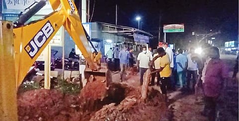 தஞ்சாவூர் புதிய பேருந்து நிலையம் அருகே 2 தங்கும் விடுதிகள், ஒரு மதுபான பாரில் இருந்து மாநகராட்சிக்கு சொந்தமான புதைசாக்கடைக்கு அனுமதியின்றி இணைப்பு கொடுக்கப்பட்ட கழிவுநீர் குழாய்களை பொக்லைன் மூலம் அகற்றும் மாநகராட்சி அதிகாரிகள்.