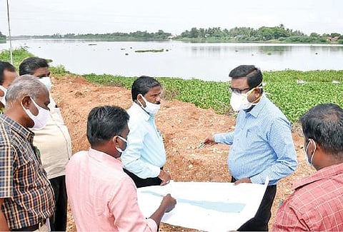 தஞ்சாவூர் சமுத்திரம் ஏரியில் நேற்று ஆய்வு மேற்கொண்ட ஆட்சியர் தினேஷ் பொன்ராஜ் ஆலிவர்.