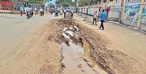 சேலம் புதிய பேருந்து நிலையத்தில் பாதாள சாக்கடை திட்டப் பணிக்காக தோண்டப்பட்ட பகுதியில் மழைநீர் தேங்கி சேரும் சகதியுமாக மாறியுள்ளது.படம்: எஸ்.விஜயகுமார்