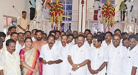 திருப்பத்தூரில் மருதுபாண்டியர்கள் சிலைகளுக்கு மாலை அணிவித்து மரியாதை செலுத்திய முன்னாள் அமைச்சர்கள்.