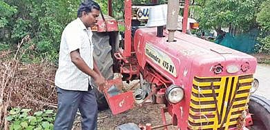 புவனகிரி கேட்டை மேட்டு தெருவில் பேட்டரி திருடப் பட்ட டிராக்டர்.