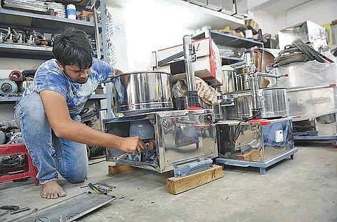 கல் குவாரிகள் மூடப்பட்டதால் கோவை வெட்கிரைண்டர் தொழில் முடக்கம்: தீபாவளி ஆர்டர்களும் சரிந்ததால் உற்பத்தியாளர்கள் கவலை