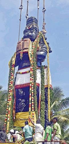 கிரேன் உதவியுடன் ஸ்ரீரங்கம் மேலூர் கொள்ளிடக் கரையில் நேற்று பிரதிஷ்டை செய்யப்பட்ட 37 அடி உயர ஆஞ்சநேயர் சிலை. படம்: ஜி.ஞானவேல்முருகன்