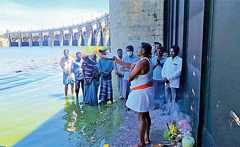 மேட்டூர் அணையின் நீர்மட்டம் நடப்பாண்டில் 2-வது முறையாக 100 அடியை எட்டியுள்ளது. இதைத் தொடர்ந்து அணையின் 16 கண் மதகு அருகில் பொதுப்பணித் துறை சார்பில் காவிரி அன்னைக்கு நன்றி தெரிவித்து சிறப்பு பூஜை நடந்தது.