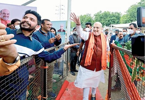 ஜம்மு காஷ்மீர் சென்றுள்ள மத்திய உள் துறை அமைச்சர் அமித் ஷா ஜம்மு நகரில் நேற்று நடைபெற்ற பொதுக்கூட்டத்தில் பேசினார். முன்னதாக, அங்கு கூடியிருந்தவர்களைப் பார்த்து கையசைத்தார்.படம்: பிடிஐ