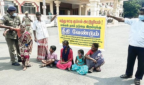 தி.மலை மாவட்ட ஆட்சியர் அலுவலகம் முன்பு தர்ணாவில் ஈடுபட்டவர்களை அப்புறப்படுத்திய காவல் துறையினர். படம்: இரா.தினேஷ்குமார்.