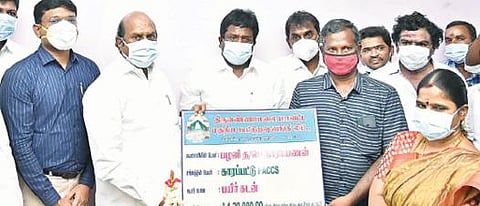 திருவண்ணாமலை மாவட்டம் புதுப்பாளையம் அடுத்த காஞ்சியில் மாவட்ட மத்திய கூட்டுறவு வங்கியின் கிளையை நேற்று திறந்து வைத்து பயனாளி ஒருவருக்கு பயிர்கடன் வழங்கிய அமைச்சர் எ.வ.வேலு. அருகில், ஆட்சியர் பா.முருகேஷ் உள்ளிட்டோர்.