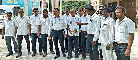 வேலூர் மாவட்ட ஆட்சியர் அலுவலகத்தில் நடைபெற்ற மக்கள் குறைதீர்வு கூட்டத்தில் பொதுமக்களிடம் மனுக்களை பெற்று கொண்ட ஆட்சியர் குமாரவேல் பாண்டியன். உடன், மாவட்ட வருவாய் அலுவலர் ராமமூர்த்தி. அடுத்த படம்: வேலூர் மாநகராட்சியில் பாதாள சாக்கடை திட்டப்பணிகளை விரைந்து முடிக்க நடவடிக்கை எடுக்கக்கோரி மாவட்ட ஆட்சியர் அலுவலகத்தில் மனு அளிக்க வந்த வழக்கறிஞர்கள் சங்கத்தினர். படங்கள்: வி.எம்.மணிநாதன்.