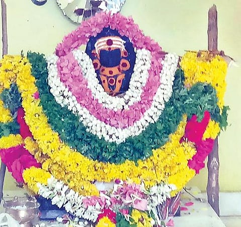 பத்தமடை  பூங்குடையார்  சாஸ்தா  கோயிலில் கும்பாபிஷேக விழா நேற்று நடைபெற்றது. சிறப்பு அலங்காரத்தில் சுவாமி.