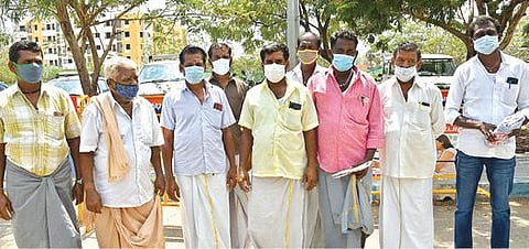 தெருவில் உள்ள ஆக்கிரமிப்பை அகற்றக் கோரி மாவட்ட ஆட்சியர் அலுவலகத்துக்கு மனு அளிக்க வந்த கமலாபுரம் கிராம மக்கள். 					                  படம்: என்.ராஜேஷ்