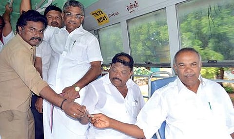 வள்ளியூரிலிருந்து சுற்றுப்புற கிராமங்களுக்கு 3 புதிய வழித்தடத் தில் பேருந்துகளை தமிழக சட்டப் பேரவை தலைவர் மு. அப்பாவு தொடங்கி வைத்து பயணம் செய்தார்.