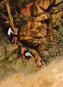 ஆத்தூர் அடுத்த ஆனைவாரி முட்டல் அருவியில் திடீரென ஏற்பட்ட வெள்ளப்பெருக்கில் சிக்கிய குழந்தை மற்றும் பெண்ணை மீட்ட சகபயணிகள்.