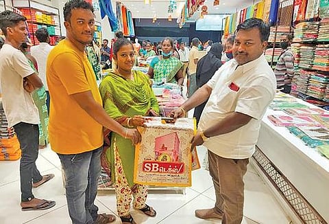 கடலூரில் புதிதாக தொடங்கப்பட்டுள்ள எஸ்.பி டெக்ஸில் தீபாவளி சிறப்பு விற்பனையை கடையின் அதிபர் சுகுமார் காந்தி தொடங்கி வைத்தார்.