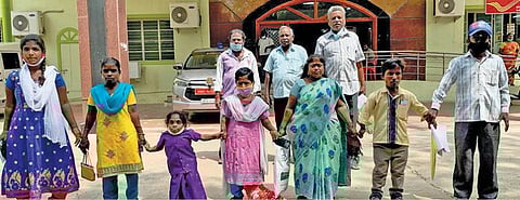 உயர வளர்ச்சி  குறைந்தவர்கள் விழுப்புரம் ஆட்சியரிடம் மனு அளிக்க வந்தனர்.