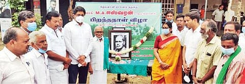 ஈரோட்டில் நடந்த நிகழ்வில், கீழ்பவானி பாசனத் தந்தை ஈஸ்வரன் படத்திற்கு திமுக துணைப்பொதுச்செயலாளர் சுப்புலட்சுமி ஜெகதீசன், ஈரோடு கிழக்குத் தொகுதி எம்.எல்.ஏ. திருமகன் ஈவெரா உள்ளிட்டோர் மரியாதை செலுத்தினர்.