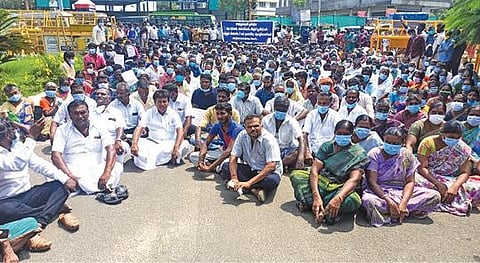 உயர் நீதிமன்றத் தடையில் இருந்து விலக்கு பெற வலியுறுத்தி -  திருப்பூர் ஆட்சியர் அலுவலகம் முற்றுகை  :  கிரைண்டர் கல் உற்பத்தி தொழிலாளர்கள் போராட்டம்