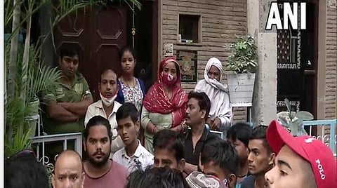 மாணவர்களை போலீஸார் அழைத்துச் சென்ற காட்சி | படம்: ஏஎன்ஐ.