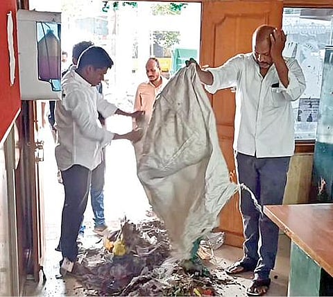 வந்தவாசி நகராட்சி அலுவலகம் உள்ளே குப்பையை கொட்டி போராட்டத்தில் ஈடுபட்ட பொதுமக்கள்.