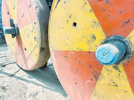 திருவண்ணாமலை தேரடி வீதியில் நிலை நிறுத்தப்பட்டுள்ள முருகர் திருத்தேர் சக்கரம் அச்சாணி இல்லாமல் உள்ளது. அடுத்த படம்: அச்சாணி இல்லாமல் உள்ள விநாயகர் திருத்தேர் சக்கரம்.படங்கள்: இரா.தினேஷ்குமார்.