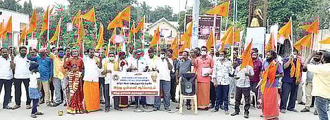 கோயில் நகைகளை உருக்கும் தமிழக அரசின் முடிவை கண்டித்து, தி.மலையில் நேற்று இந்து முன்னணி சார்பில் ஆர்ப்பாட்டம் நடைபெற்றது. அடுத்த படம்: வேலூர் மாவட்ட ஆட்சியர் அலுவலகம் எதிரே இந்து முன்னணி சார்பில் மாவட்ட பொருளாளர் பாஸ்கர் தலைமையில் ஆர்ப்பாட்டம் நடைபெற்றது.