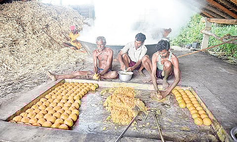 தீபாவளி பண்டிகை காலமாக இருந்தாலும் விலை ஏற்றத்துக்காக காத்திருக்கும் வெல்லம் தயாரிக்கும் விவசாயிகள்