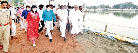 தொடர்மழை காரணமாக இடிந்து விழுந்த திருவாரூர் தியாகராஜர் சுவாமி கோயில் கமலாலய குளத்தின் தென்கரை சுற்றுச் சுவர் பகுதியை நேற்று ஆய்வு செய்கிறார் மாநில இந்து சமய அறநிலையத் துறை அமைச்சர் பி.கே.சேகர்பாபு.