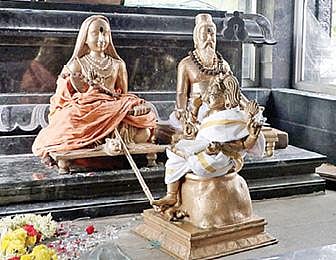 தேனி அருகே வேதபுரியில் உள்ள  கோயிலில் கொள்ளையடிக்கப்பட்டது போக தப்பிய சிலைகள்.