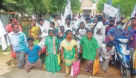 திண்டுக்கல்லில் உள்ள மாவட்ட மாற்றுத் திறனாளிகள் நல அலுவலகம் முன் ஆர்ப்பாட்டம் செய்த மாற்றுத் திறனாளிகள்.