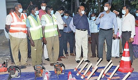 வடகிழக்கு பருவமழையை எதிர்கொள்ள கடலூர் நெடுஞ்சாலைத்துறை கோட்டப் பொறியாளர் அலுவலகத்தில் வைக்கப்பட்டிருந்த பேரிடர் உபகரணங்களை  கண்காணிப்பு அலுவலர் அன்சுல்மிஸ்ரா பார்வையிட்டு ஆய்வு செய்தார். உடன் மாவட்ட ஆட்சியர் கி.பாலசுப்ரமணியம் உள்ளிட்ட அதிகாரிகள்.