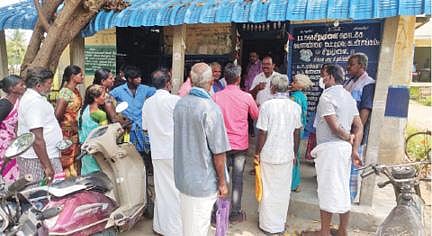 திட்டக்குடி அருகே உள்ள சிறுமுளை கூட்டுறவு வங்கியில் பயிர்க்கடன் விண்ணப்பித்து கிடைக்காத விவசாயிகள் கூட்டுறவு சங்க அலுவலகம் முன்பு திரண்டனர்.
