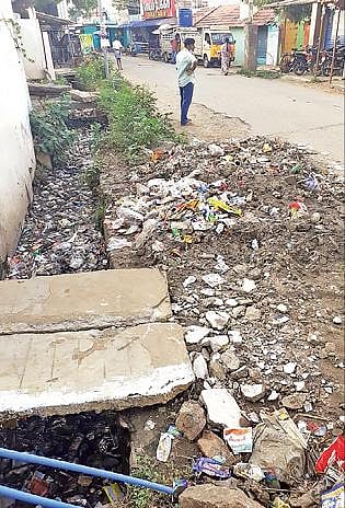 வீடுகளுக்குள் புகும் கழிவுநீரால் மக்கள் அவதி :