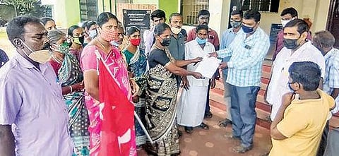 திருப்பூர் திலகர் நகரில் பழுதடைந்த குழாயை சரி செய்ய வலியுறுத்தி, பொதுமக்கள் நேற்று முதலாவது மண்டல அலுவலகத்தை முற்றுகையிட்டு கண்காணிப்பாளர் ராஜசேகரிடம் புகார் மனு அளித்தனர்.