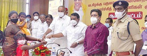 திருநெல்வேலி  ஆட்சியர்  அலுவலகத்தில்  நடைபெற்ற  வடகிழக்கு  பருவமழை முன்னேற்பாடு பணிகள் மற்றும்  பல்வேறு வளர்ச்சி திட்டப்பணிகள்  குறித்த ஆய்வுக் கூட்டத்தில்  சட்டப்பேரவைத் தலைவர் அப்பாவு, போக்குவரத்து துறை அமைச்சர்  ராஜ கண்ணப்பன் ஆகியோர் பங்கேற்று  நல உதவிகள் வழங்கினர்.படம்: மு.லெட்சுமி அருண்