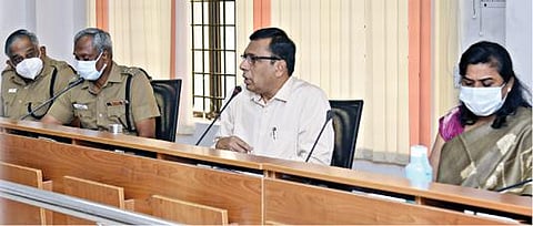 சாலை பாதுகாப்பு தொடர்பான மாதாந்திர ஆய்வுக் கூட்டம் சேலம் ஆட்சியர் அலுவலகத்தில் நடந்தது. இதில், ஆட்சியர் கார்மேகம் பேசினார். உடன் மாவட்ட வருவாய் அலுவலர் ஆலின் சுனேஜா, மாநகர காவல் துணை ஆணையர் மோகன்ராஜ் , கூடுதல் துணை காவல் கண்காணிப்பாளர் பாஸ்கரன்.