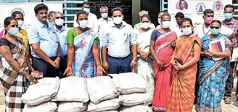 விருதுநகர் அருகே சிவஞானபுரத்தில் திருநங்கைகளுக்கு வீடு கட்டும் பணிக்காக ராம்கோ நிறுவனம் மூலம் இலவசமாக சிமென்ட் மூட்டைகளை பயனாளிகளுக்கு வழங்கிய மாவட்ட ஆட்சியர் ஜெ.மேகநாதரெட்டி.