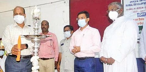 கடலூர் மஞ்சக்குப்பம் புனித வளவனார் கலைக் கல்லூரியில் கிராம ஊராட்சி செயலாளர்களுக்கு இ - கிராம ஸ்வராஜ் தகவல் தொழில்நுட்ப சேவைகள் பயிற்சியை மாவட்ட ஆட்சியர் குத்துவிளக்கு ஏற்றி தொடங்கி வைத்தார்.