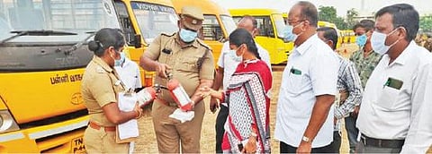 திருச்செங்கோட்டில் தனியார் பள்ளி வாகனங்களை கோட்டாட்சியர் இளவரசி தலைமையிலான வருவாய்த் துறையினர் ஆய்வு செய்தனர்.