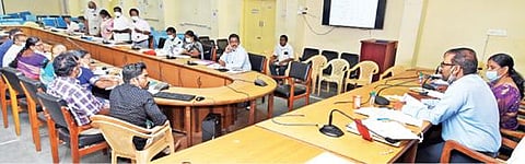 கிருஷ்ணகிரியில் நடந்த ஊரக வளர்ச்சித்துறை சார்பில் நடைபெற்ற பணிகள் தொடர்பான ஆய்வுக்கூட்டத்தில் ஆட்சியர் ஜெயசந்திர பானு ரெட்டி பேசினார்.