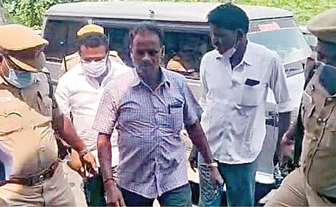 கடலூர் திமுக மக்களவை உறுப்பினர் ரமேஷை நீதிமன்றத்துக்கு அழைத்து வந்த போலீஸார்.