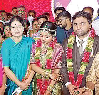 தஞ்சாவூர் அருகே பூண்டியில் நடைபெற்ற தினகரன் மகள் திருமண வரவேற்பு விழாவில் சந்தித்து நலம் விசாரித்துக் கொண்ட ஓ.ராஜா - தினகரன். (அடுத்த படம்) திருமண வரவேற்பு விழாவில் மணமக்களை வாழ்த்திய சசிகலா.