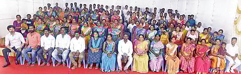 ஊரக உள்ளாட்சித் தேர்தலில் வெற்றிபெற்ற விஜய் மக்கள் இயக்கத்தினரை சென்னை பனையூரில் நேரில் சந்தித்து பாராட்டுத் தெரிவித்த நடிகர் விஜய்.