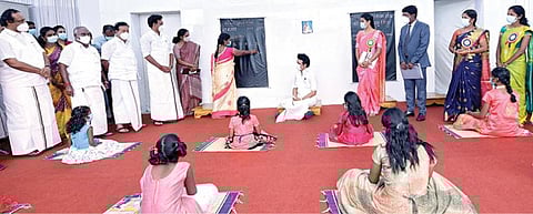 மரக்காணம் அருகே முதலியார்குப்பத்தில் ‘இல்லம் தேடி கல்வி’ திட்டத்தை தொடங்கி வைத்த முதல்வர் மு.க.ஸ்டாலின், மாணவர்கள் கல்வி கற்பதை பார்வையிட்டார். இந்நிகழ்வில் அமைச்சர்கள் க.பொன்முடி, அன்பில் மகேஸ் பொய்யாமொழி, கே.எஸ்.மஸ்தான், விழுப்புரம் ஆட்சியர் மோகன் உள்ளிட்டோர் பங்கேற்றனர்.