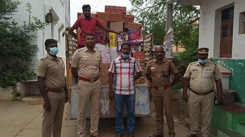 சங்கராபுரத்தில் அனுமதியின்றி வீட்டில் பதுக்கி வைத்திருந்த ரூ.3 லட்சம் மதிப்பிலான பட்டாசுகள் பறிமுதல்