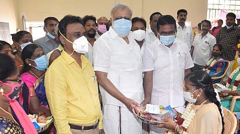 திண்டுக்கல்லில் நடந்த சமுதாய வளைகாப்பு விழாவில் கர்ப்பிணிகளுக்கு சீர்வரிசைப் பொருட்கள் வழங்கிய அமைச்சர் ஐ.பெரியசாமி.