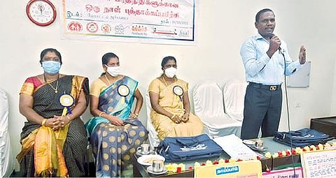 திருவண்ணாமலையில் நடைபெற்ற மக்கள் பிரதிநிதிகளுக்கான ஒரு நாள் புத்தாக்க பயிற்சி முகாமில் பேசும் ஒருங்கிணைந்த குழந்தை வளர்ச்சி பணிகள் துறை திட்ட அலுவலர் பா.கந்தன். படம்: இரா.தினேஷ்குமார்.