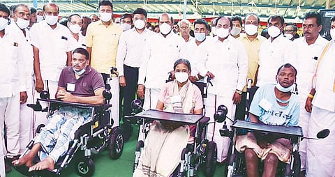 ஆரணியில் நேற்று நடைபெற்ற விழாவில் மாற்றுத்திறனாளிகளுக்கு நலத்திட்ட உதவிகளை வழங்கிய அமைச்சர் எ.வ.வேலு. அருகில், மாவட்ட ஆட்சியர் பா.முருகேஷ், துணை சபாநாயகர் கு.பிச்சாண்டி உள்ளிட்டோர்.