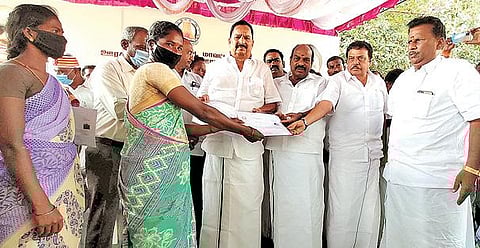 ராணிப்பேட்டையில் இலவச வீடு கட்டும் பணி ஆணையை பயனாளி ஒருவருக்கு வழங்கிய அமைச்சர் ஆர்.காந்தி. அருகில், மாவட்ட ஆட்சியர் பாஸ்கர பாண்டியன்,  அரக்கோணம் எம்.பி., ஜெகத்ரட்சகன், சோளிங்கர் எம்எல்ஏ முனிரத்தினம் உள்ளிட்டோர்.