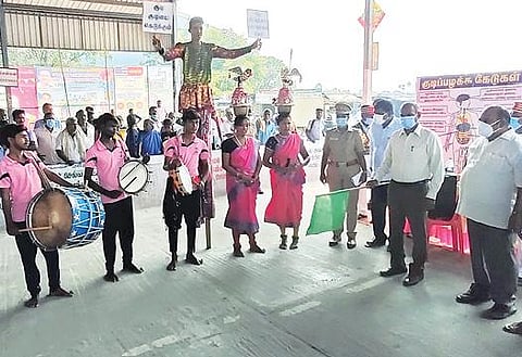 ராணிப்பேட்டை மாவட்டம் முத்துக்கடை பேருந்து நிலையத்தில் மதுவுக்கு எதிரான விழிப்புணர்வு கலை நிகழ்ச்சியை தொடங்கி வைத்த மாவட்ட ஆட்சியர் பாஸ்கர பாண்டியன்.